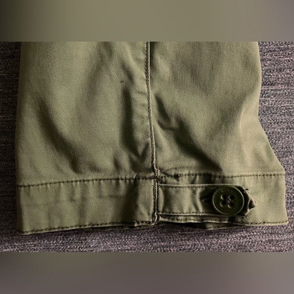 Spring Green Pedal Pushers.  Button Bottoms. Size 9. Great Condition! - Picture 6 of 6